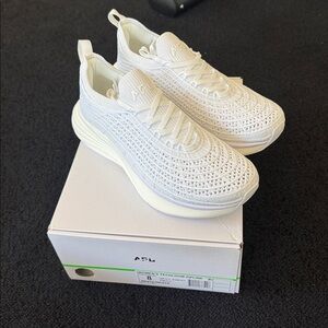 NWT APL Zipline white/white size 8 women’s